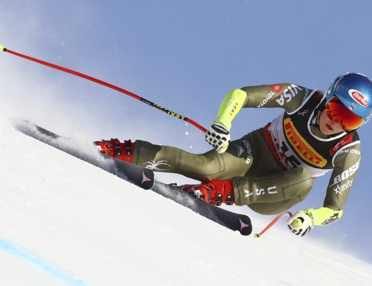 Vonn med stygt fall da Shiffrin tok første gull i VM