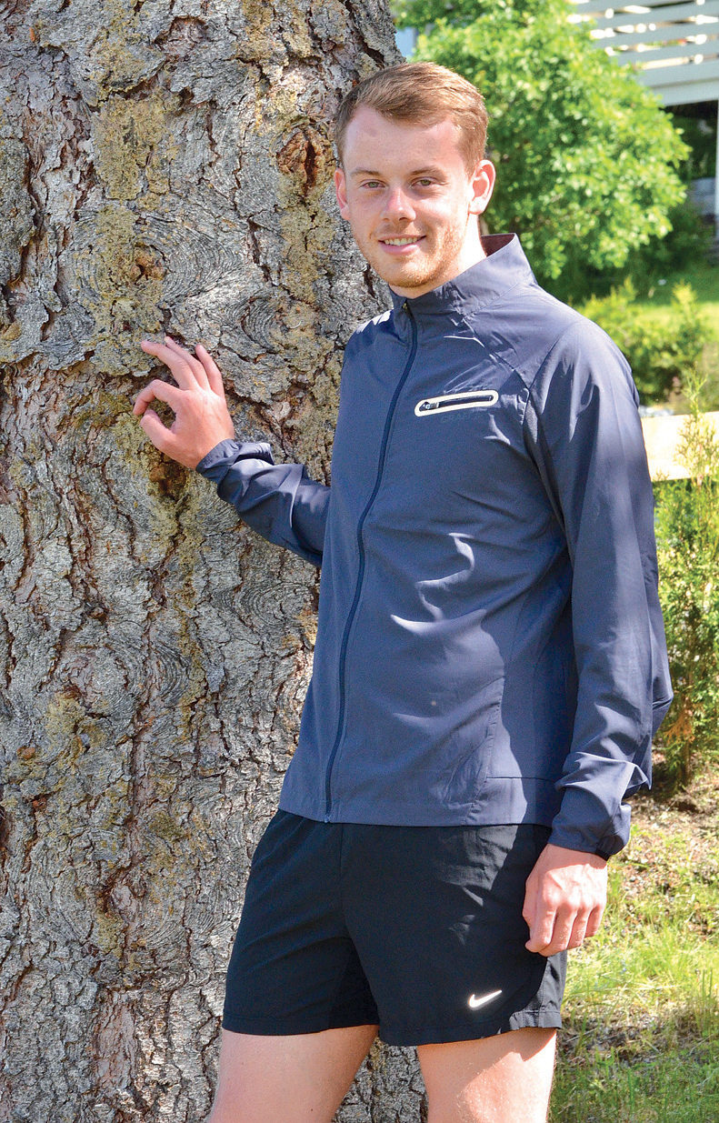 VÅR MANNLIGE TESTER: Langdistansel og maratonløper Simen Næss Berge.