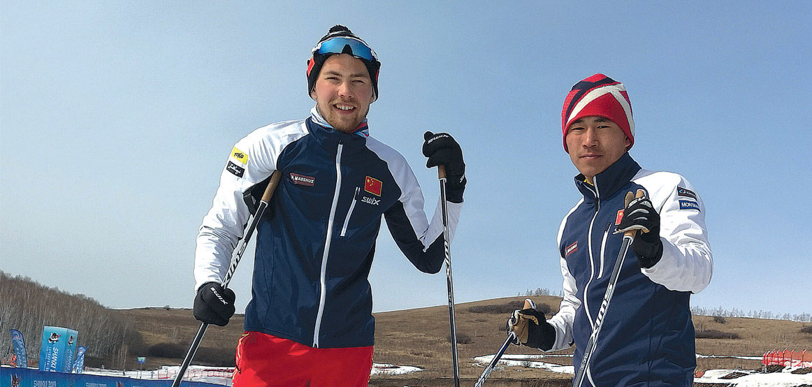 GOD HJELP: Her tester Erik Trøen (til venstre) ski sammen med sin verdifulle hjelper, Sun Kai.