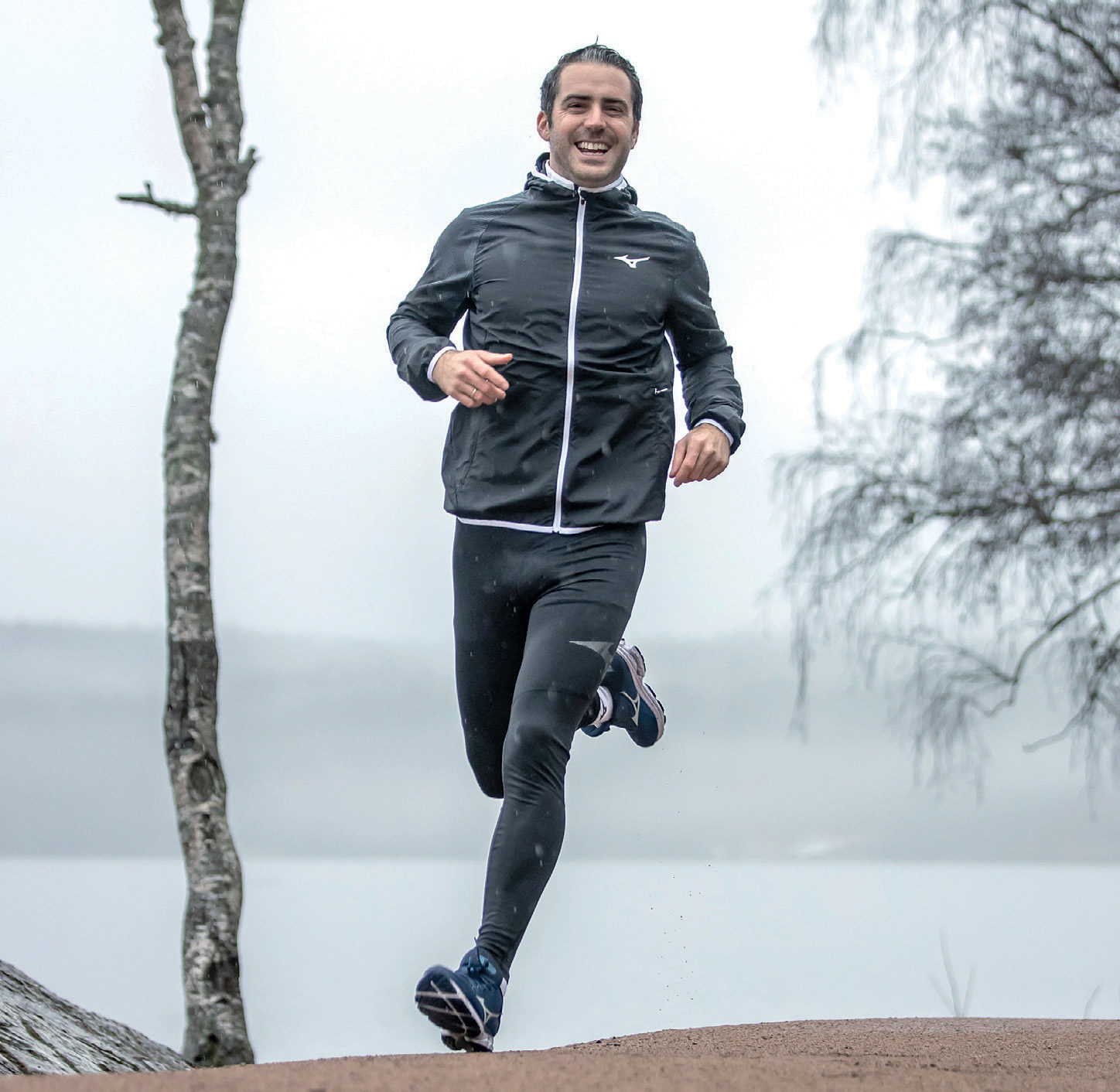 Tester 1 av pulsklokker: Lars Zachariassen er fysioterapeut og kognitiv terapeut med idrettsutdannelse. Han elsker å trene, gjerne 5-6 dager i uka, mest løping og triatlon. Han er gift og familiefar. Foto: Rune Helliesen
