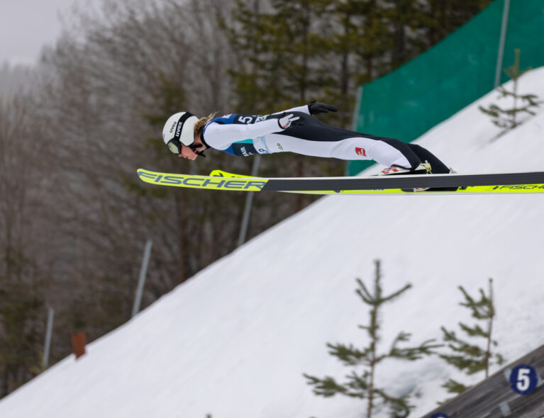 Etter 212,5 meter hadde Maren Lundby verdensrekorden for kvinner en liten stund