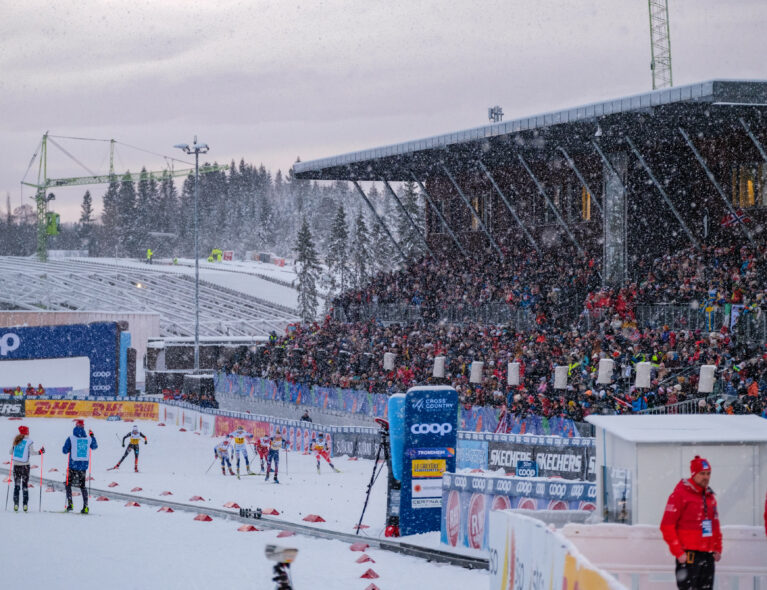 Fullsatt Granåsen under prøve-VM. Ros fra Klæbo.