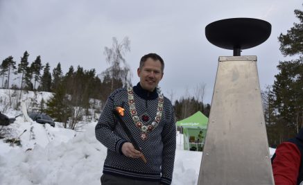 Liers ordfører tente den olympiske ild på Haugstua – for å minnes Thorleif Haugs tre gull i OL i Chamonix for hundre år siden