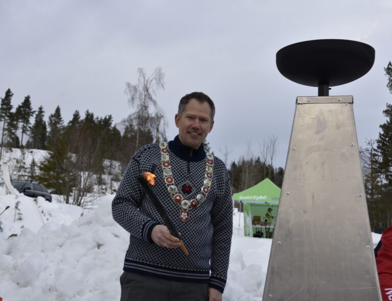 Liers ordfører tente den olympiske ild på Haugstua – for å minnes Thorleif Haugs tre gull i OL i Chamonix for hundre år siden