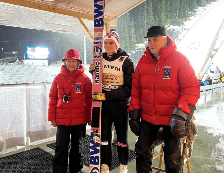 Helt konge. Marius Lindvik på celebert besøk hos Harald og Sonja etter at VM-gullet i Granåsen var i boks