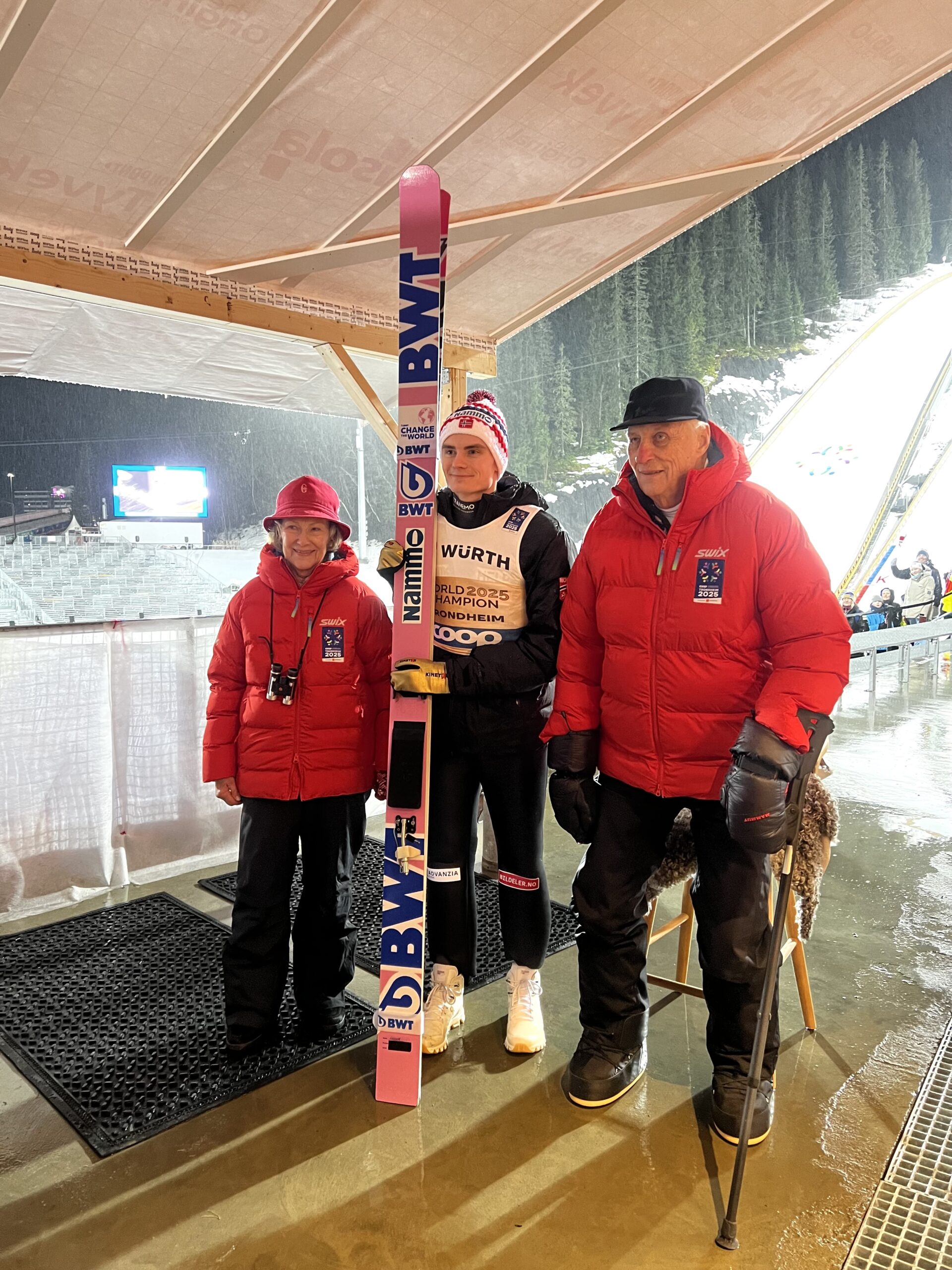 Helt konge. Marius Lindvik på celebert besøk hos Harald og Sonja etter at VM-gullet i Granåsen var i boks