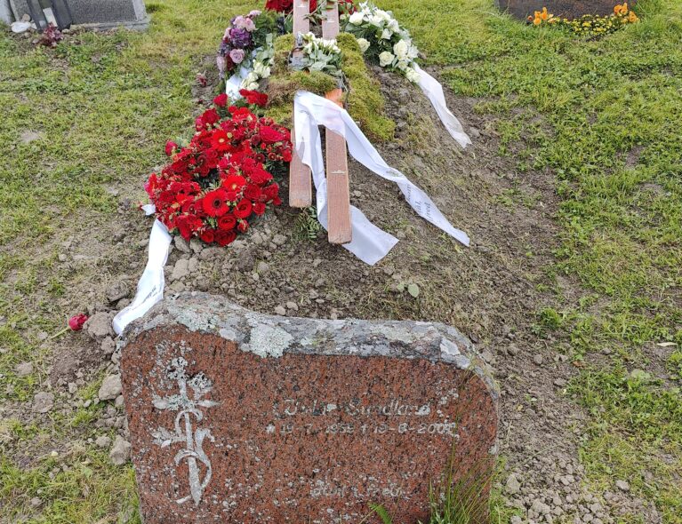 «Pyntet» farens grav i Lier med ski stjålet fra skikongen