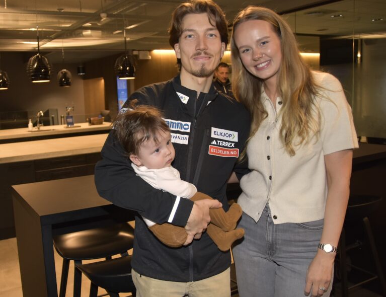 Johann og Kristin viste fram sønnen Herman på hoppernes kickoff