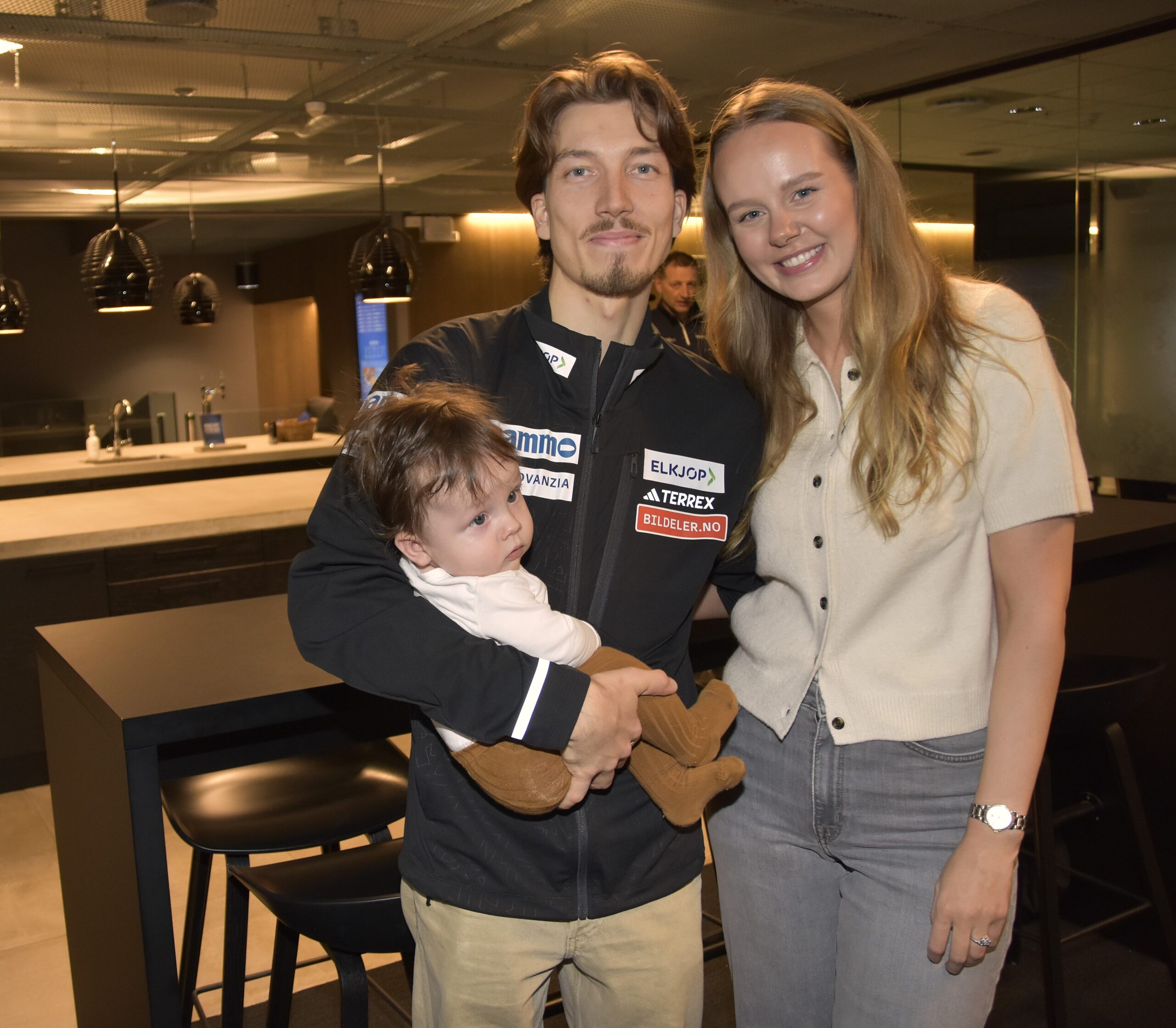 Johann og Kristin viste fram sønnen Herman på hoppernes kickoff