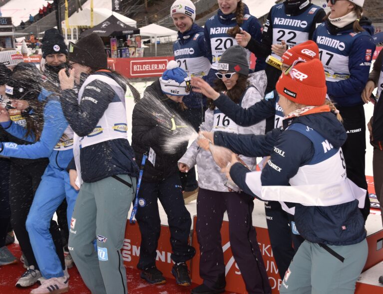 La opp etter solid champagne-spruting på sletta i Vikersund