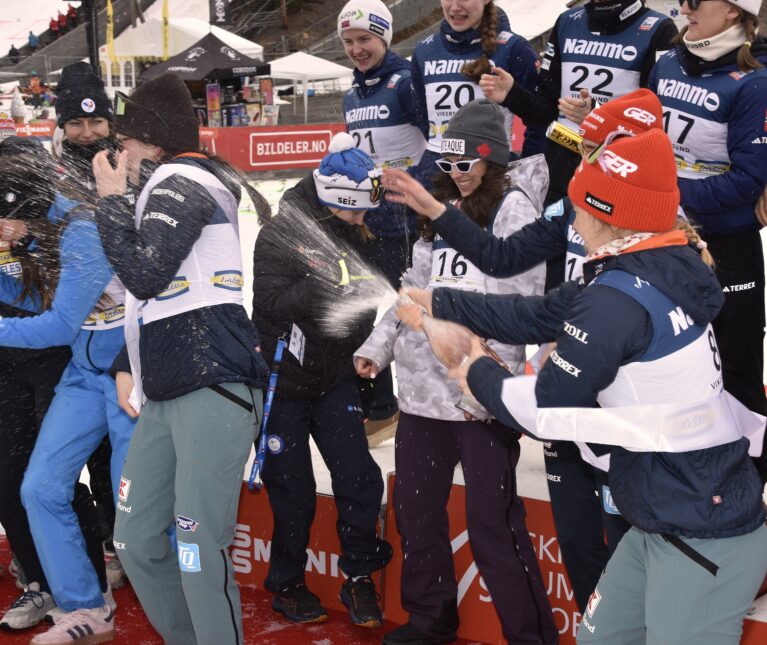 La opp etter solid champagne-spruting på sletta i Vikersund