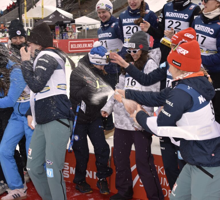 La opp etter solid champagne-spruting på sletta i Vikersund