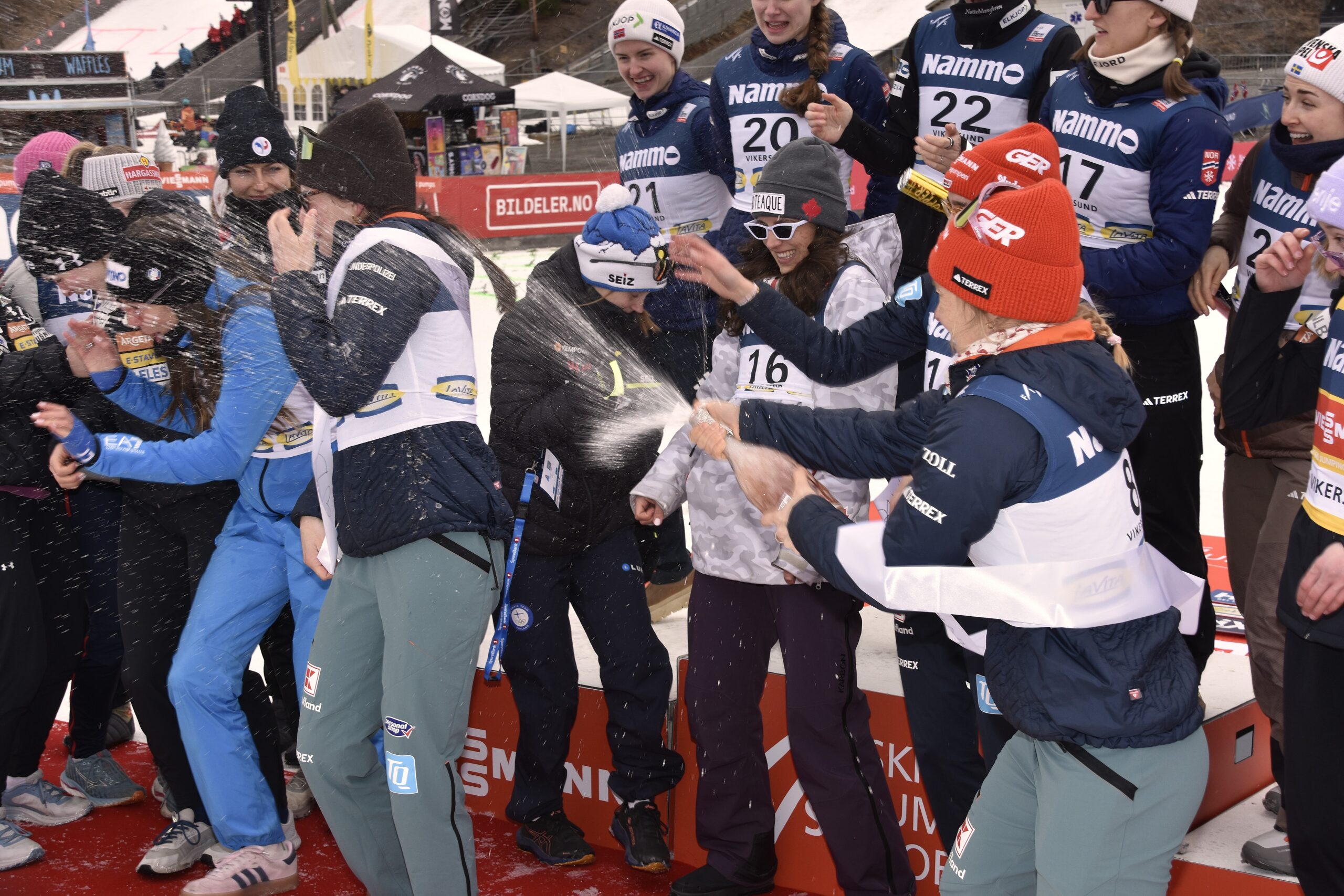 La opp etter solid champagne-spruting på sletta i Vikersund