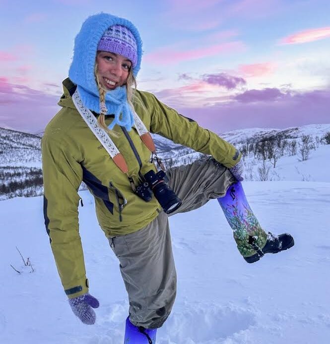 Maja (23) har designet sine egne gamasjer. Samarbeider med kinesere om produksjonen